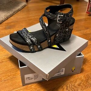 Volatile Oxley Black Silver Snakeskin Size 10